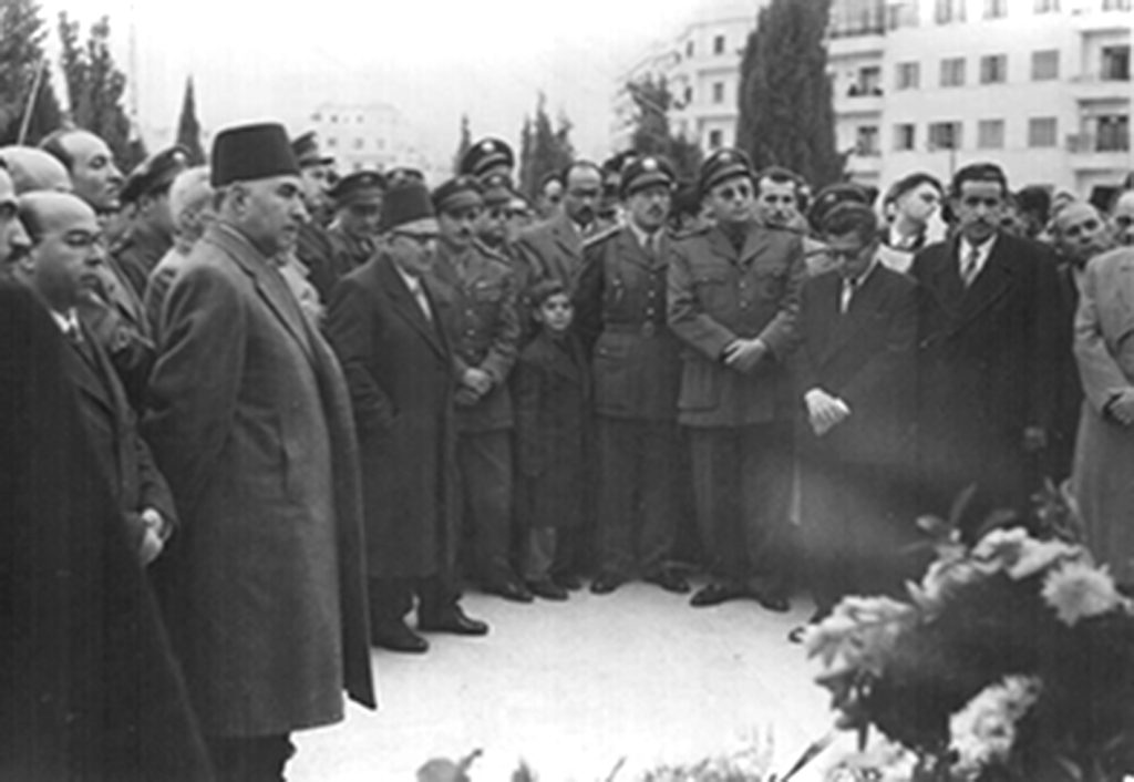 قيادة حزب الشعب على قبر هنانو 27 تشرين الثاني في عهد الشيشكلي - رشدي الكيخيا وناظم القدسي وخلفهما المحامي وجيه حلاج والنائب ديكران جراجيان وعبد الوهاب حومد والدكتور مصطفى عيسى ورشاد برمدا