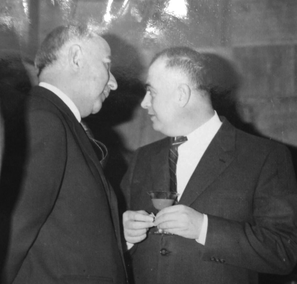 في مجلس النواب عام 1956 - صورة معبِّرة تجمع رشدي الكيخيا وبين النائب خالد بكداش رئيس الحزب الشيوعي، اختلاف في الآراء