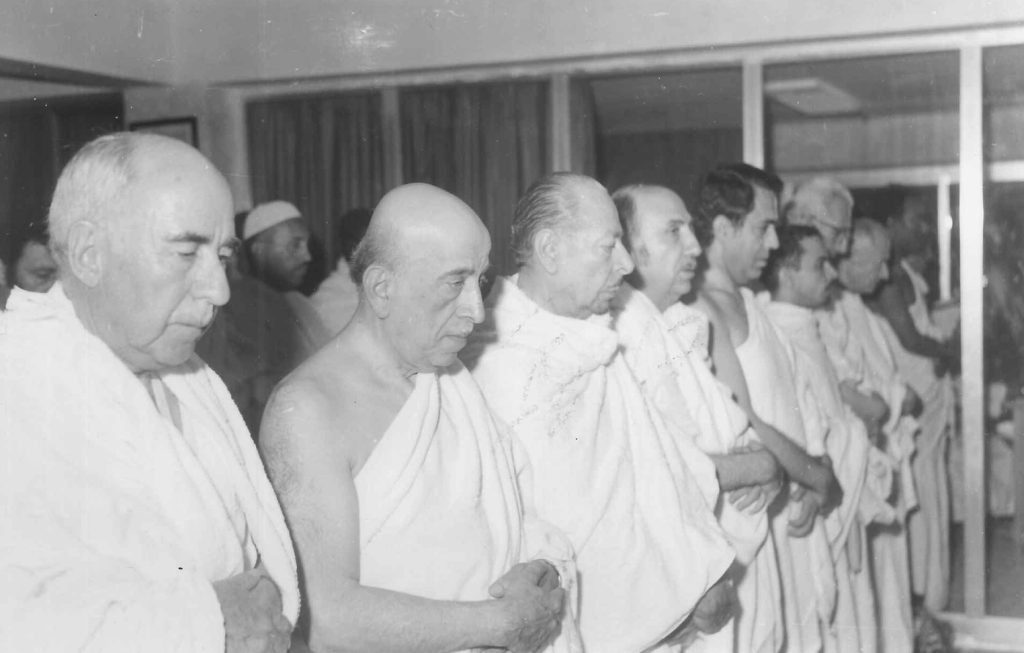 An invitation from His Majesty King Faisal to perform the pilgrimage in 1973. The picture shows Rushdi al-Kikhya; to his left Mr. Maarouf al-Dawalibi, with Ahmad Qanbar and Zuhdi al-Jasir behind him; to his right Messrs. Taqi al-Din al-Solh and Uthman al-Dana. The picture is from Mina (Mecca)